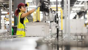 Simulation of a high-tech Walmart fulfillment center (Photo: Business Wire).